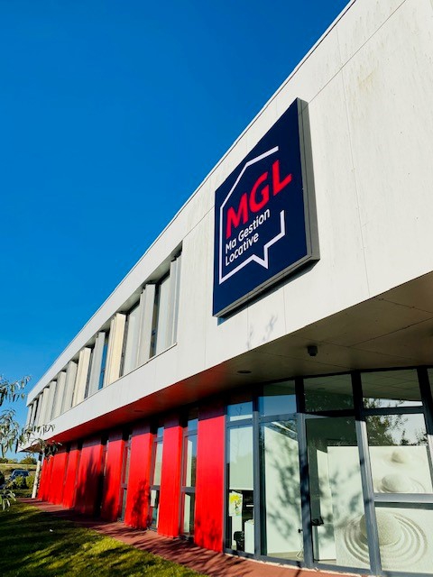 logo façade coté route suite